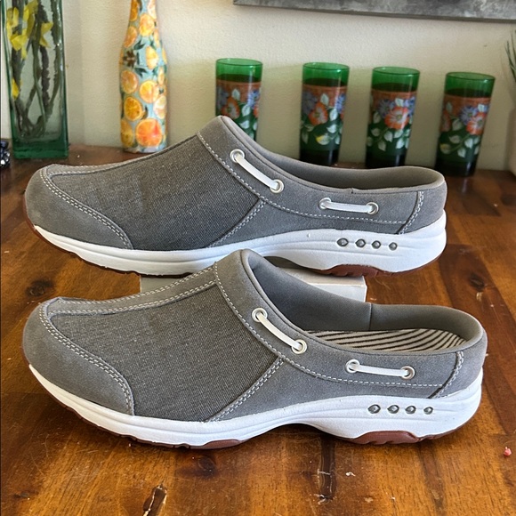 New No Tags Women's Easy Spirit Travelport  Gray/White Slip-On Mules Clogs: 11 - Picture 4 of 8